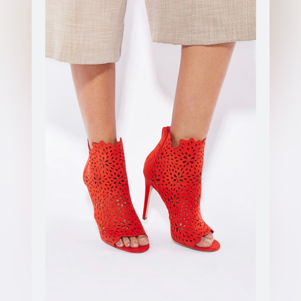 EUC Aldo Losgatos laser cut floral detail peep toe booties size 8